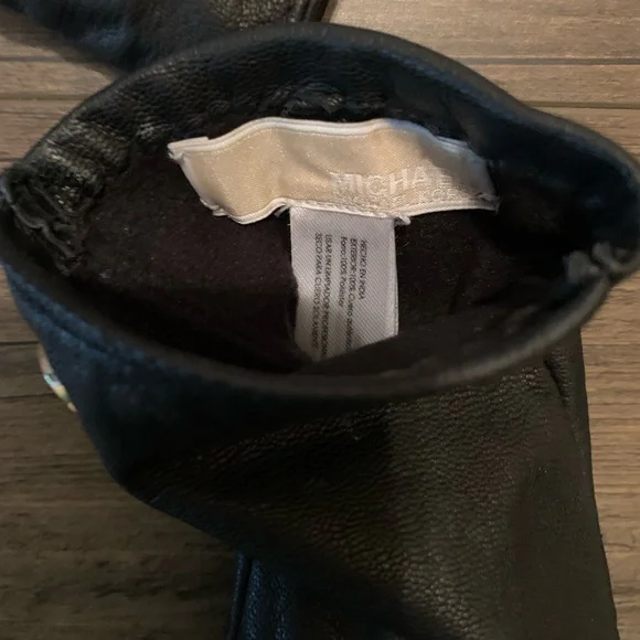 MICHAEL KORS Elegant Touch Tip Black Leather Gloves - Picture 6 of 8